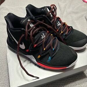 Kyrie Irving FRIENDS Nike 5.5Y